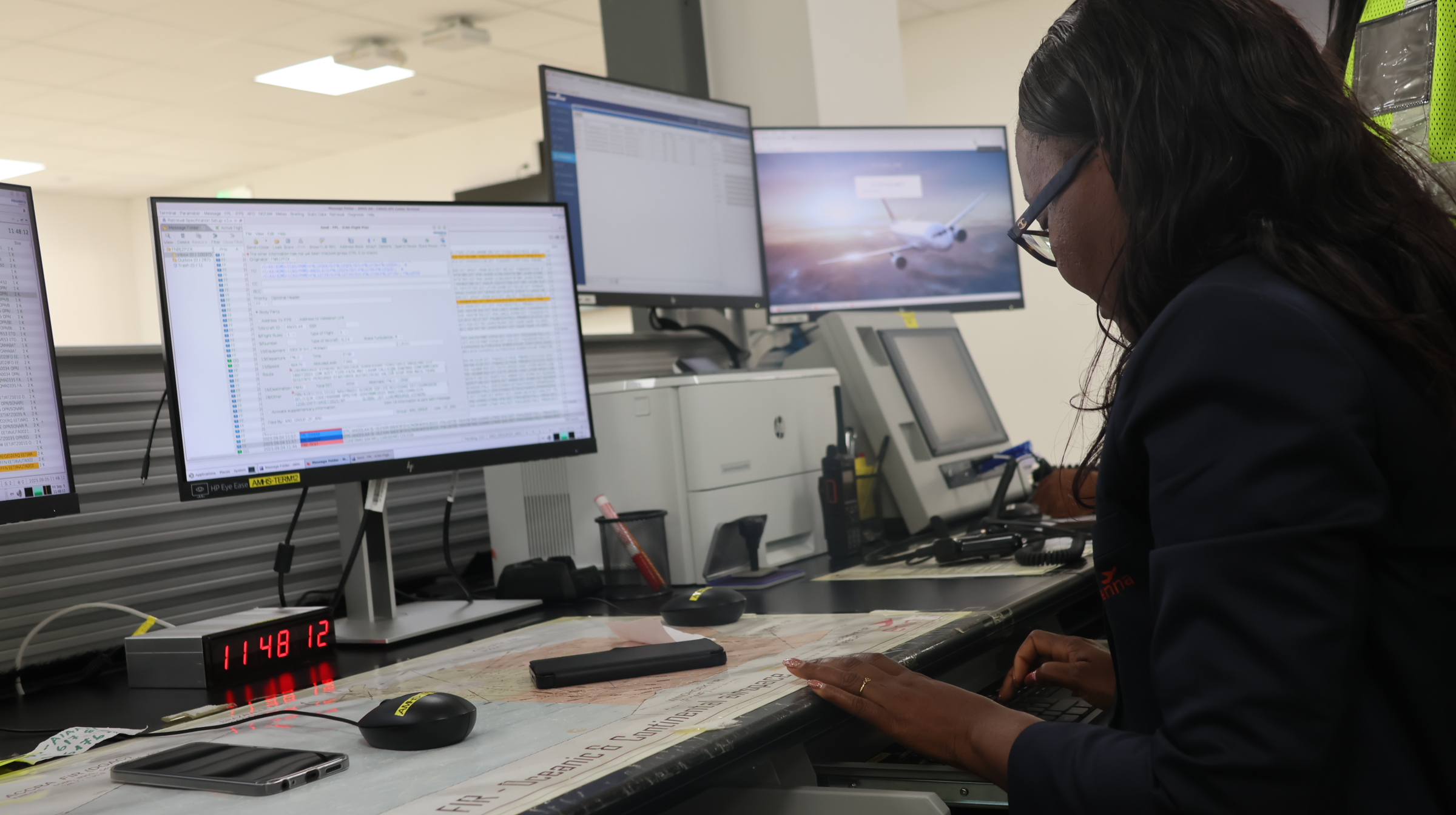Colaboradora do AIS da ENNA-EP a trabalhar num terminal de mensagens aeronáuticas